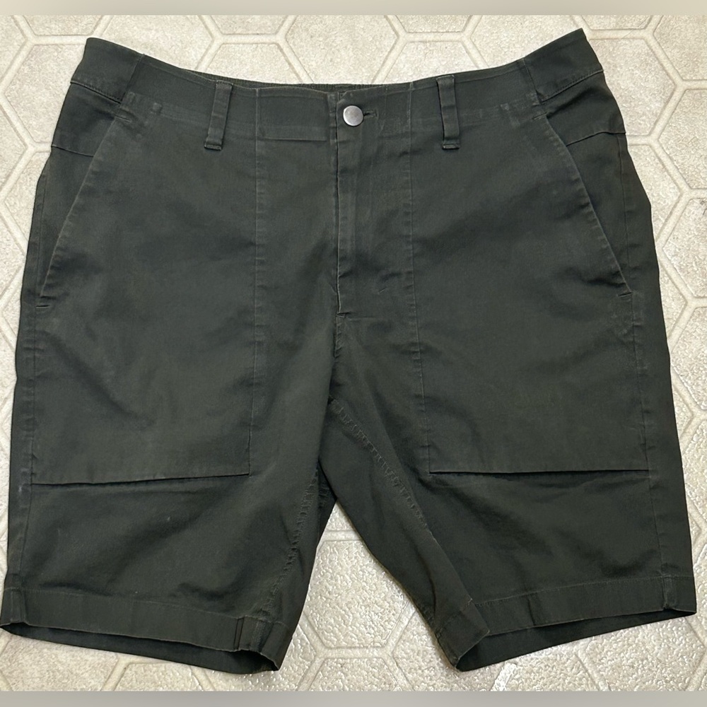 Men’s 32 Dark Olive Green Lululemon Weekender Hybrid Technical Hiking Shorts
